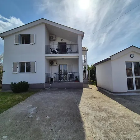 Peaceful 2br With Ultra-fast Wifi Podgoriçe