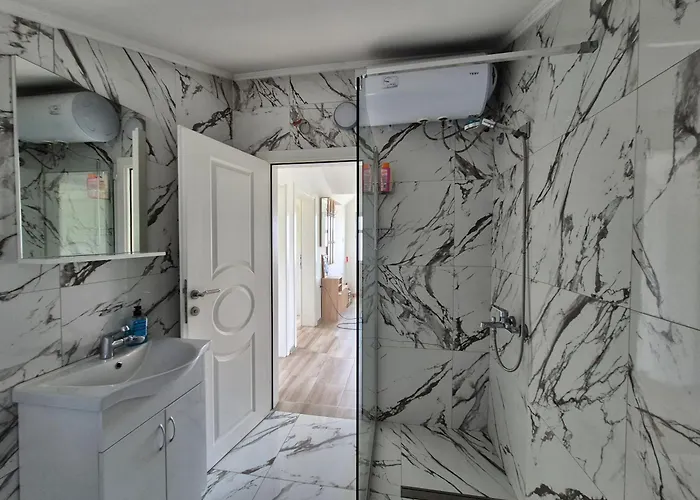 Peaceful 2br With Ultra-fast Wifi Podgoriçe