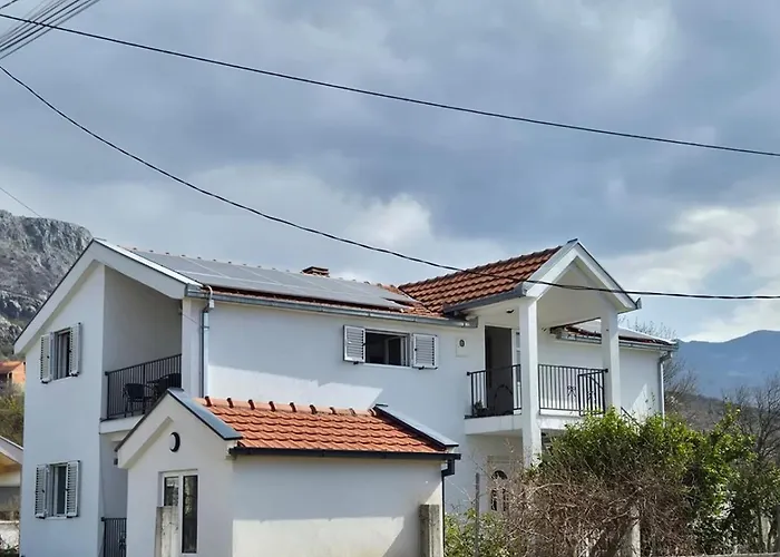 Daire Peaceful 2br With Ultra-fast Wifi Podgoriçe