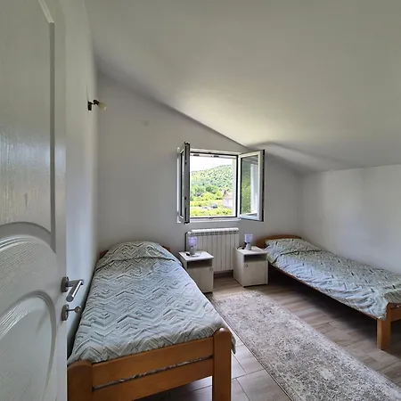 Daire Peaceful 2br With Ultra-fast Wifi Podgoriçe