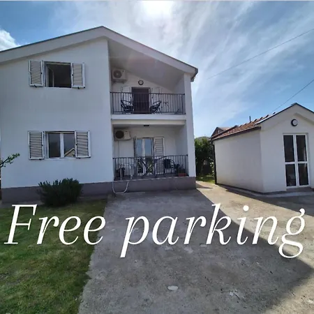 Peaceful 2br With Ultra-fast Wifi Podgoriçe